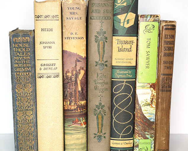 Vintage Book Charm: Antique Bookshelf Decor for Home Staging